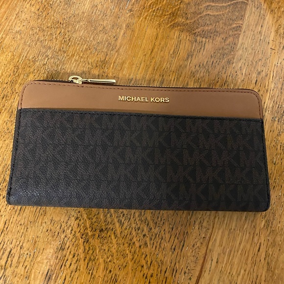 Michael Kors wallet - Picture 1 of 1